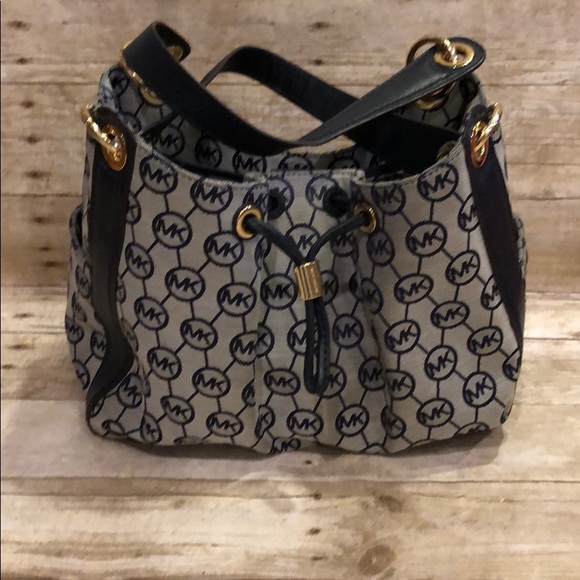 Michael Kors Handbags - Michael KORS Navy purse~Lots of pockets! EC